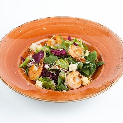 Салат Цезарь с креветками в Роза ветров по цене 685 ₽
