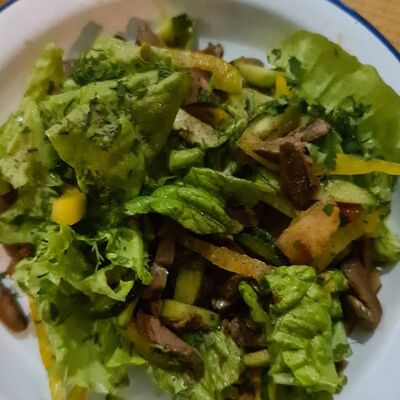 Тёплый салат с печенью в Кафе граф по цене 690 ₽