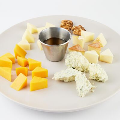 Сырная тарелка в Нью-Йорк пицца и гриль по цене 770 ₽