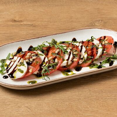 Салат Капрезе в TeaRoom по цене 667 ₽