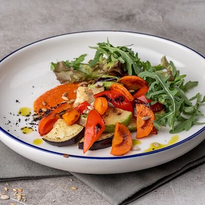 Салат деревенский с соусом из печеных томатовв Русская усадьба по цене 520 ₽