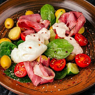 Салат с овощами, пастрами, яйцом и соусом из тунца в Zames 1 по цене 950 ₽