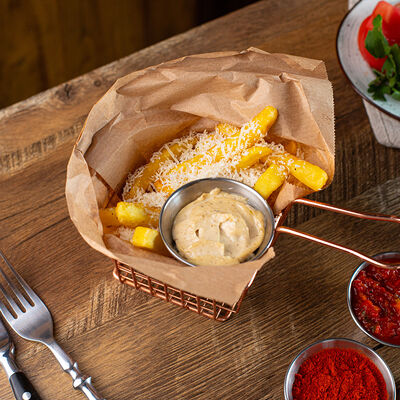 Картофель Фри с сыром Пекорино и трюфельным соусом в Vse Doma по цене 480 ₽