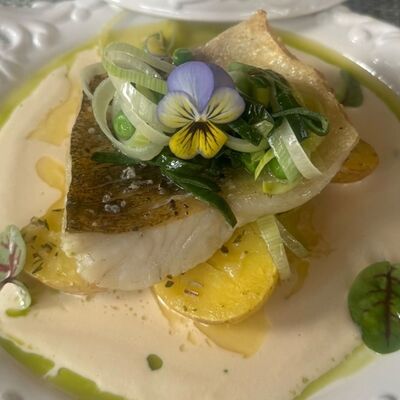 Филе судака запеченный с тимьяном и картофелем в Бальзамин по цене 1050 ₽