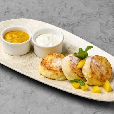 Сырники со сметаной и соусом из манго в Terra по цене 17 р.