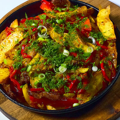 Говядина на сковородочке в Кафе Наше Место по цене 890 ₽