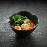 Кокосовый рамен с креветками и кальмаром в Ikigai