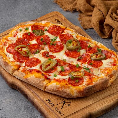 Пицца Пепперонив Пепе Неро по цене 920 ₽
