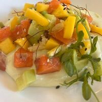 Тартар из лосося с муссом блю чиз в Вкусснов