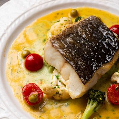 Филе черной трески в винном соусе с брокколи в Sesilia по цене 1200