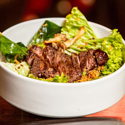 Тёплый стейк-салат с говядиной в The Legend 84 по цене 970 ₽