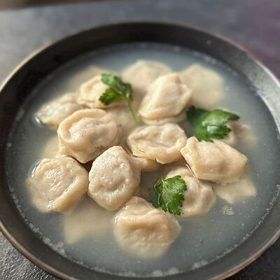 Пельмени с бульоном в Чебуреки и не только по цене 385 ₽