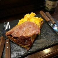 Вафля с беконом, омлетом и сыром чеддер в Hamilton's pub