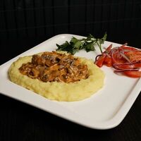 Бефстроганов с картофельным пюре и грибами в Just Food & Drinks