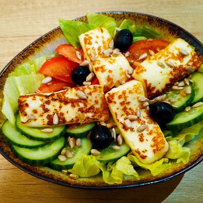Салат с жареным сыром халуми и овощами в Papa Hop по цене 430 ₽