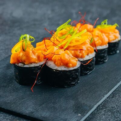 Тартар ролл с лососем в Rolls Bar по цене 805 ₽