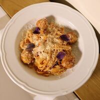 Паста в томатном соусе с куриными фрикадельками и пармезаномв Луи