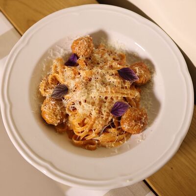 Паста в томатном соусе с куриными фрикадельками и пармезаномв Луи по цене 540 ₽