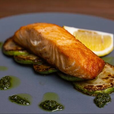 Филе лосося на гриле в Кнедлик по цене 1200 ₽