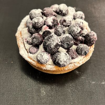 Тарталетка с голубикойв Coffee Room по цене 320 ₽