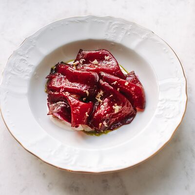 Печёная свекла с омулем и домашним сыром в Дворцовая по цене 640 ₽