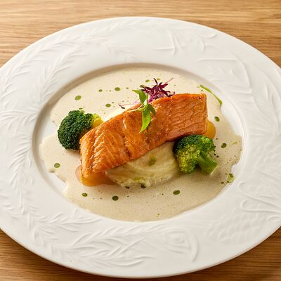 Стейк из лосося с пюре, сливочным соусом и брокколи в Нино по цене 1650 ₽