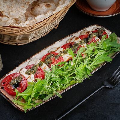 Салат Капрезе в Лаваш 1 по цене 720 ₽