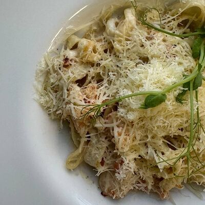 Сливочная паста с кальмаром и тигровыми креветками в Корица по цене 725 ₽