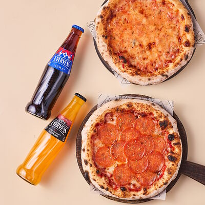 2 мини-пиццы с напитками: Эвервесс Кола 250 мл и Эвервесс Апельсин 250 мл в Сыроварня по цене 1650 ₽