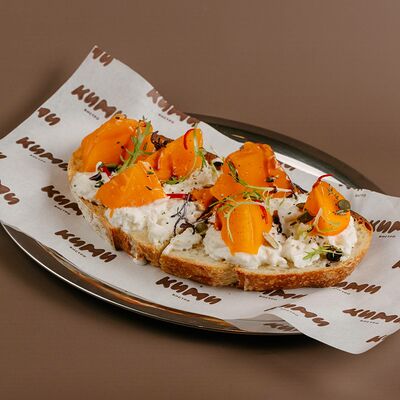 Брускетта со страчателлой и хурмой в Кими по цене 830 ₽