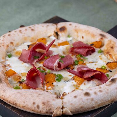 Пицца Анатра с копченой уткой и тыквой 28 см в Пиццерия Pizzamento по цене 850 ₽