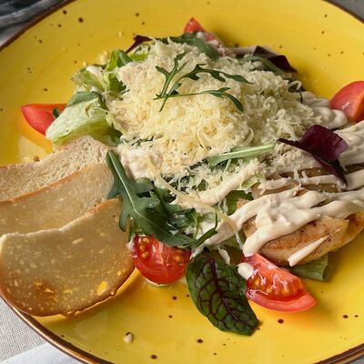 Цезарь с курицей в Кафе Это Факт по цене 492 ₽