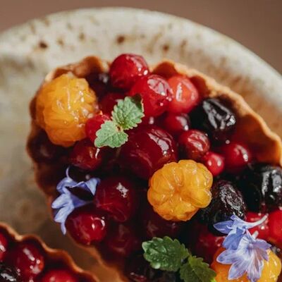 Тарталетки с ягодами и кремом из топленого молока в Eno Bistro по цене 580 ₽
