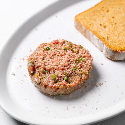 Тартар из говядины с картофелем и пармезаном в Бистро Рыба Мечты по цене 890 ₽