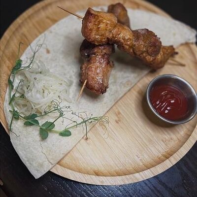 Шашлык из нежной свинины в Генрих и Генриетта по цене 420 ₽