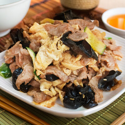 Свинина с яйцом и древесными грибами в Wai Mai по цене 580 ₽