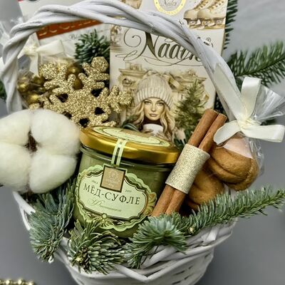 Новогодняя корзина с чаем и медом в Buketonline - Съедобные букеты и клубника в шоколаде по цене 4290 ₽