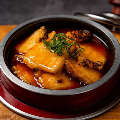 Чилийский сибас по-сычуаньски в мраморном горшочке в Soluxe Club по цене 4200 ₽