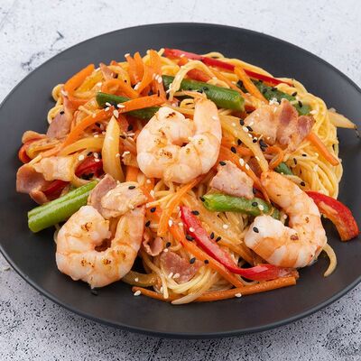 Лапша яичная с креветкой и беконом под сливочным соусом в Суши Мастер по цене 369 ₽
