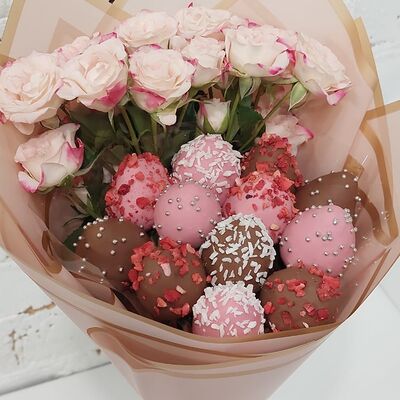 Клубника в шоколаде с цветамив Buketonline - Съедобные букеты и клубника в шоколаде по цене 4400 ₽