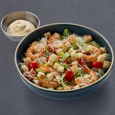 Салат Цезарь с креветкамив Нагамаки по цене 750 ₽