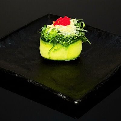 Гункан с чукой в огурце в Бейкер суши по цене 189 ₽