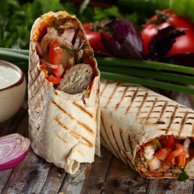 Шаурма с куриным люля-кебабом в Шашлычная наУглях по цене 420 ₽