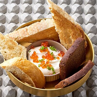 Бородинский хлеб, молочный хлеб, чиабатта с красной икрой и сметаной в KITCHEN по цене 520 ₽