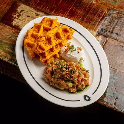 Тартар из лосося с морковной вафлей в Гент по цене 1000 ₽