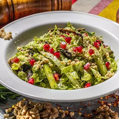 Зеленый салат с говядиной, черносливом и грузинским песто в Хачапури по цене 650 ₽