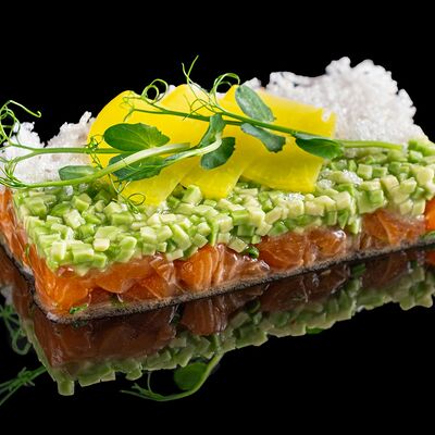Тартар из лосося в Lucky fish по цене 490 ₽