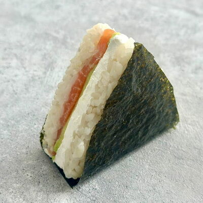 Онигири с лососем в Good Food по цене 373 ₽