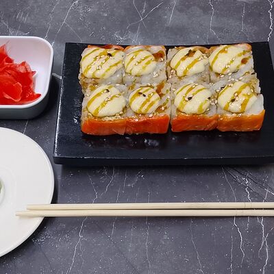 Ролл запечённый с лососем в Сол Cити по цене 509 ₽