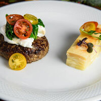 Бифштекс из мраморной говядины с картофельным гратеномв Villa Pasta